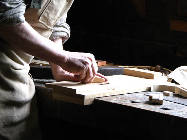 Nuestro equipo de profesionales cuenta  con muchos años de contrastada <strong>experiencia</strong> en el sector de la <strong>carpintería de madera en Romana (la)</strong>.
